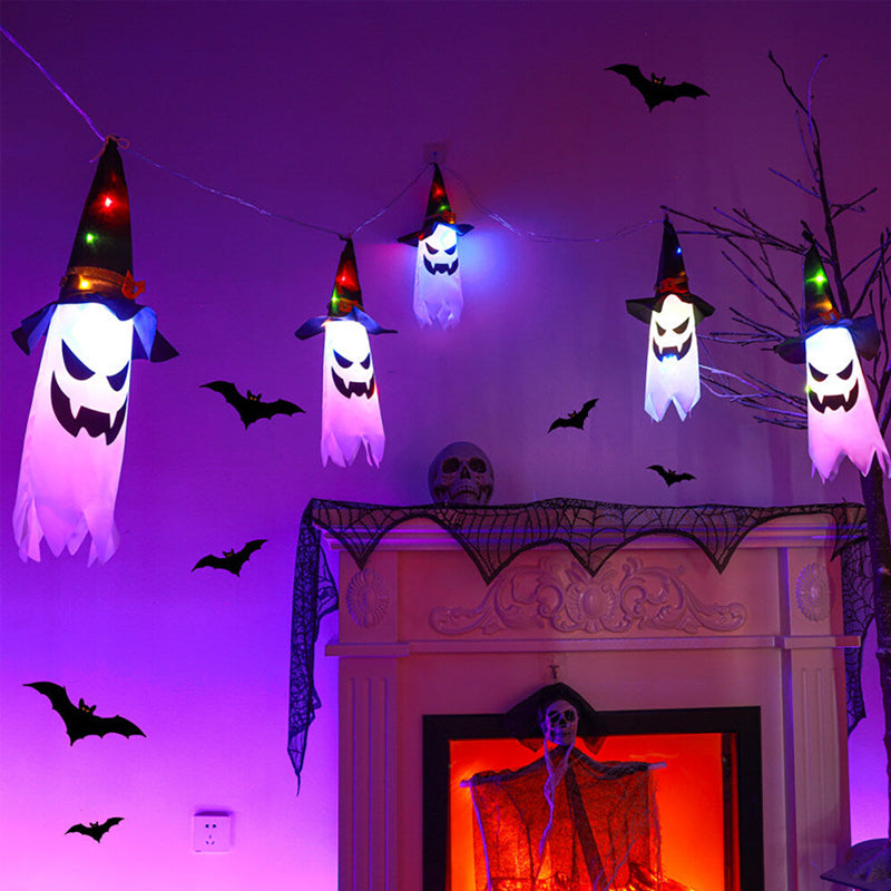 Opphengt, lysende og glødende heksehatt til halloween