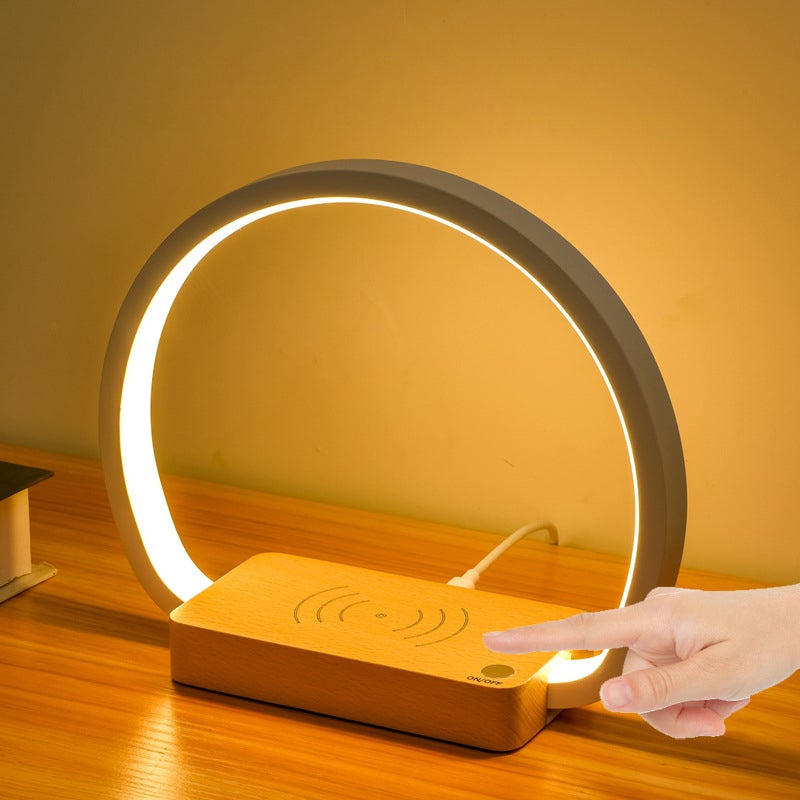 Bordlampe med trådløs lading av mobiltelefon