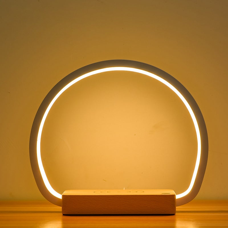 Bordlampe med trådløs lading av mobiltelefon
