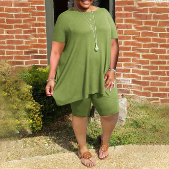 Pluss størrelse ensfarget topp og shorts